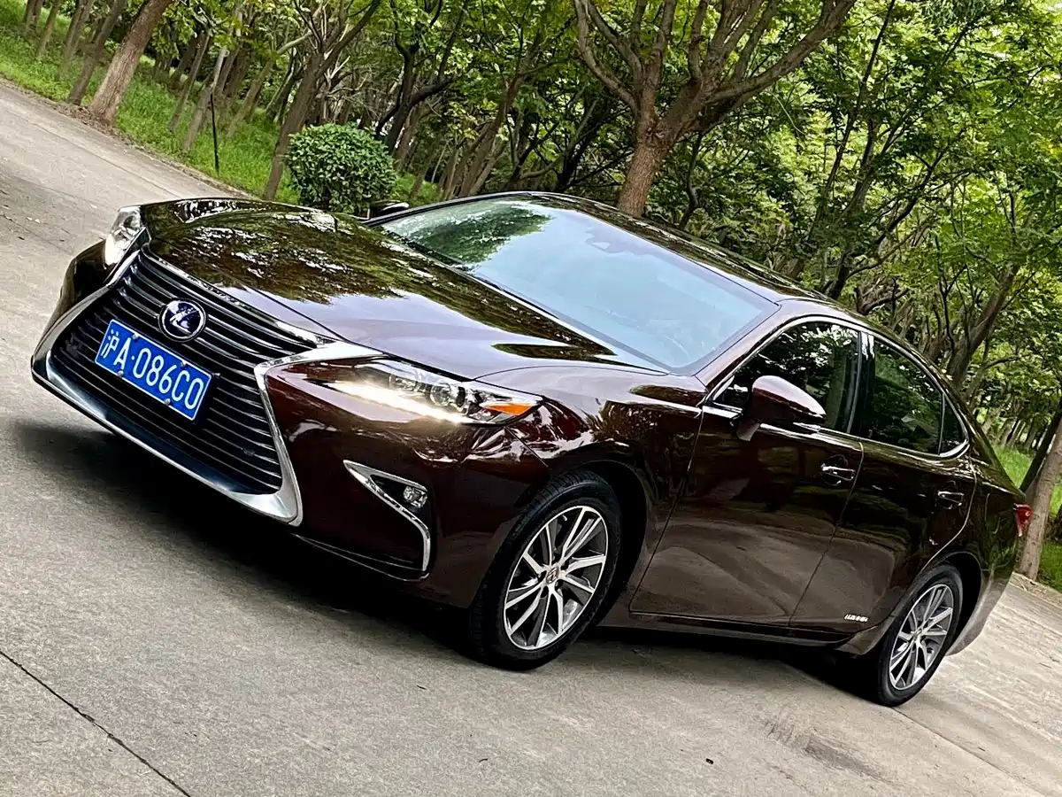 Фото 1 - Lexus ES