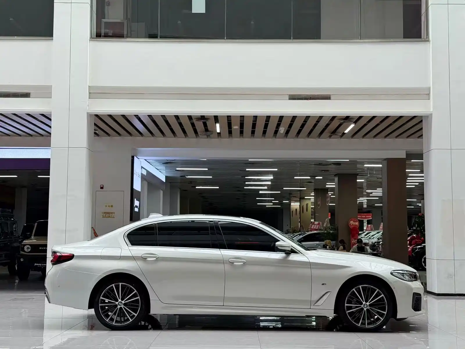 Photo 4 - BMW 5 Series