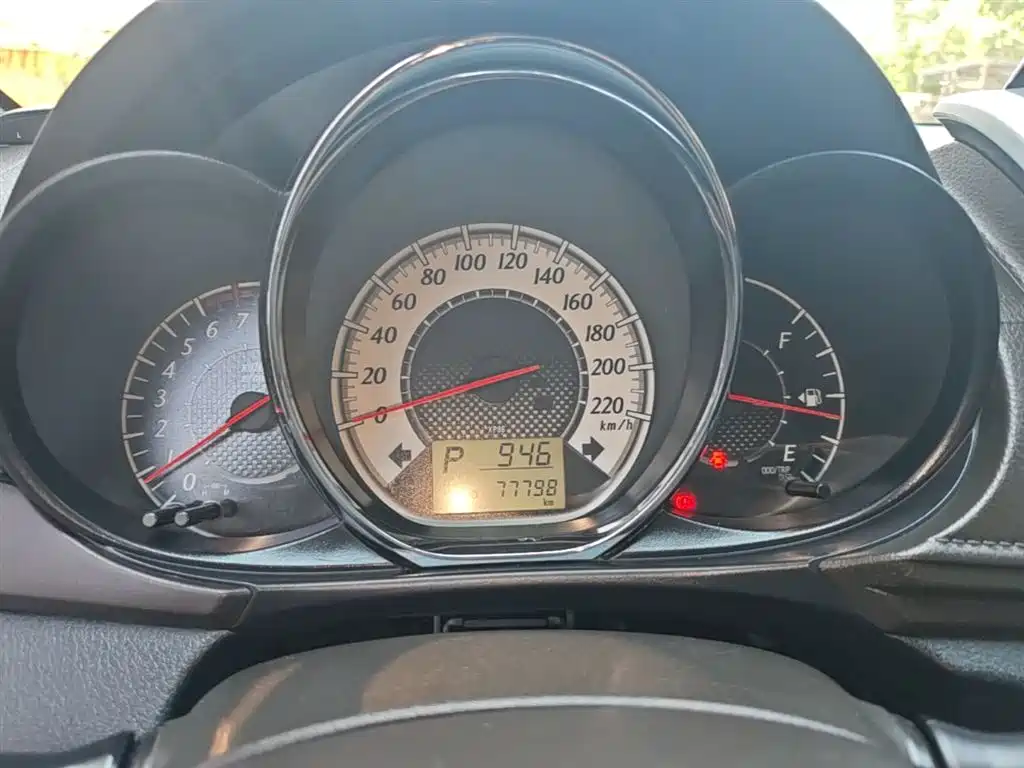 Toyota YARiS L Zhi Xuan 2015 1.5G Auto Sunroof Special Edition фото 8