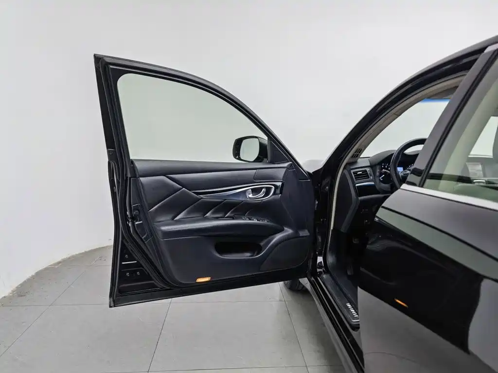 Photo 8 - Infiniti Q70