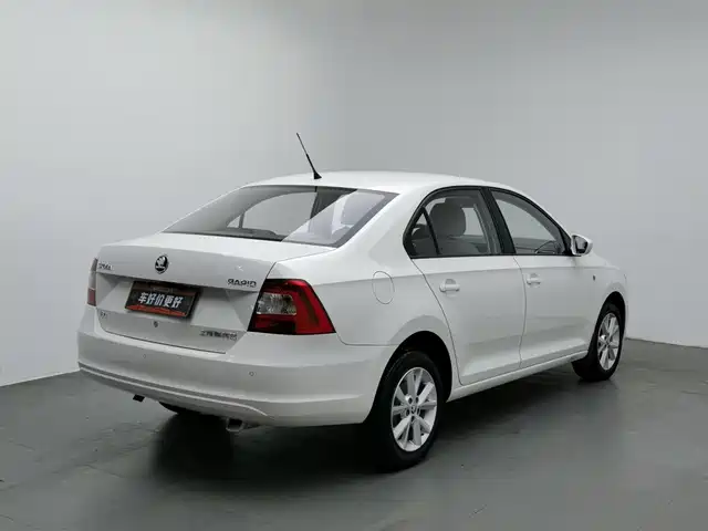 Škoda Rapid 2016 1.6L Manual Pioneer Edition — фото 2