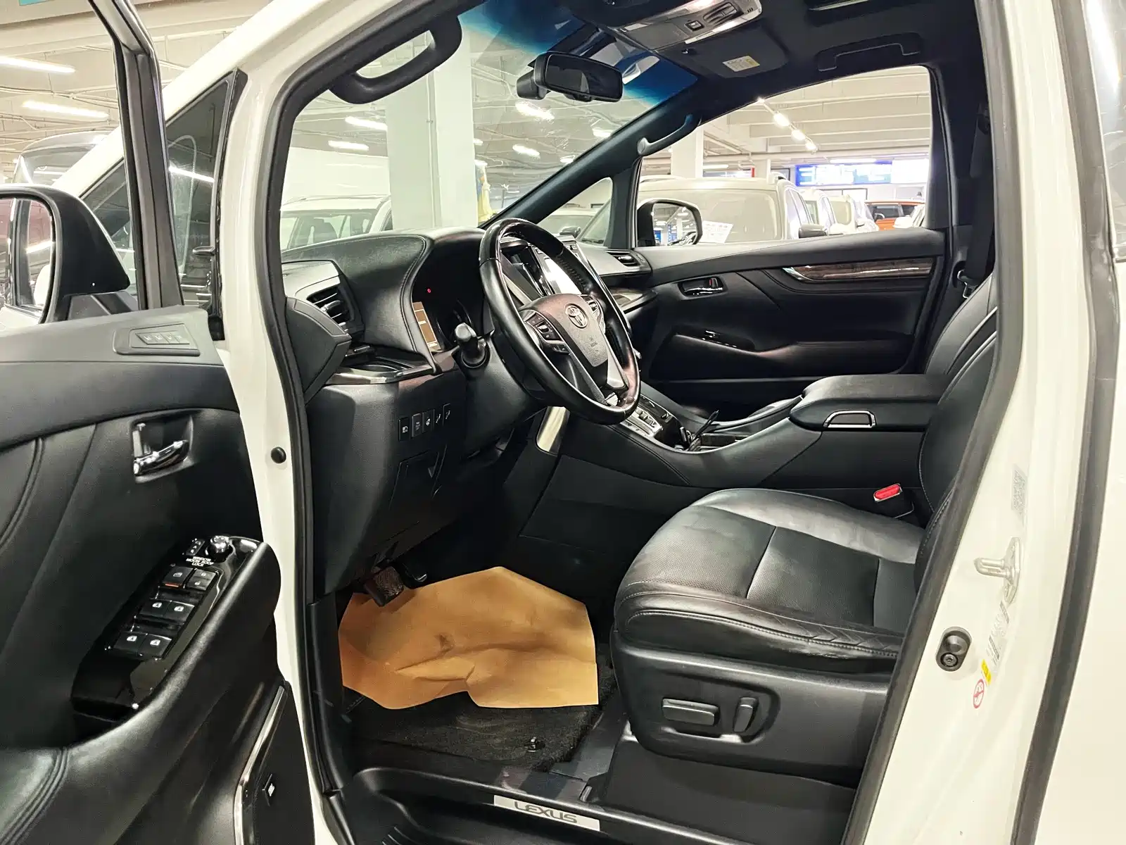 Photo 9 - Toyota Alphard