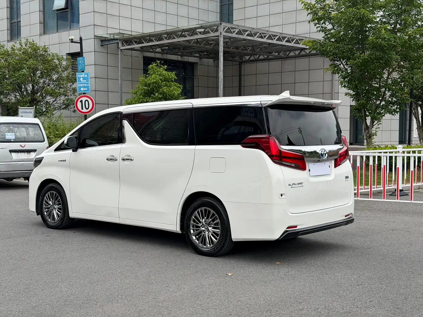 Toyota Alphard 2020 Hybrid 2.5L Premium Edition фото 7