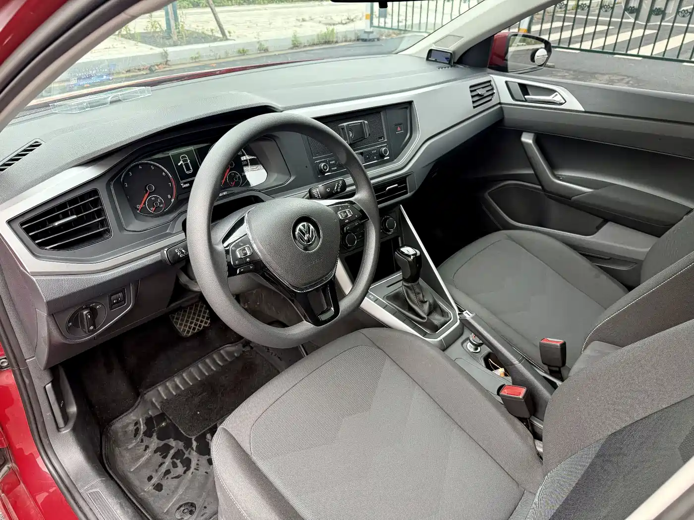 Volkswagen Polo 2019 Plus 1.5L Automatic Panorama Enjoyment Edition фото 5