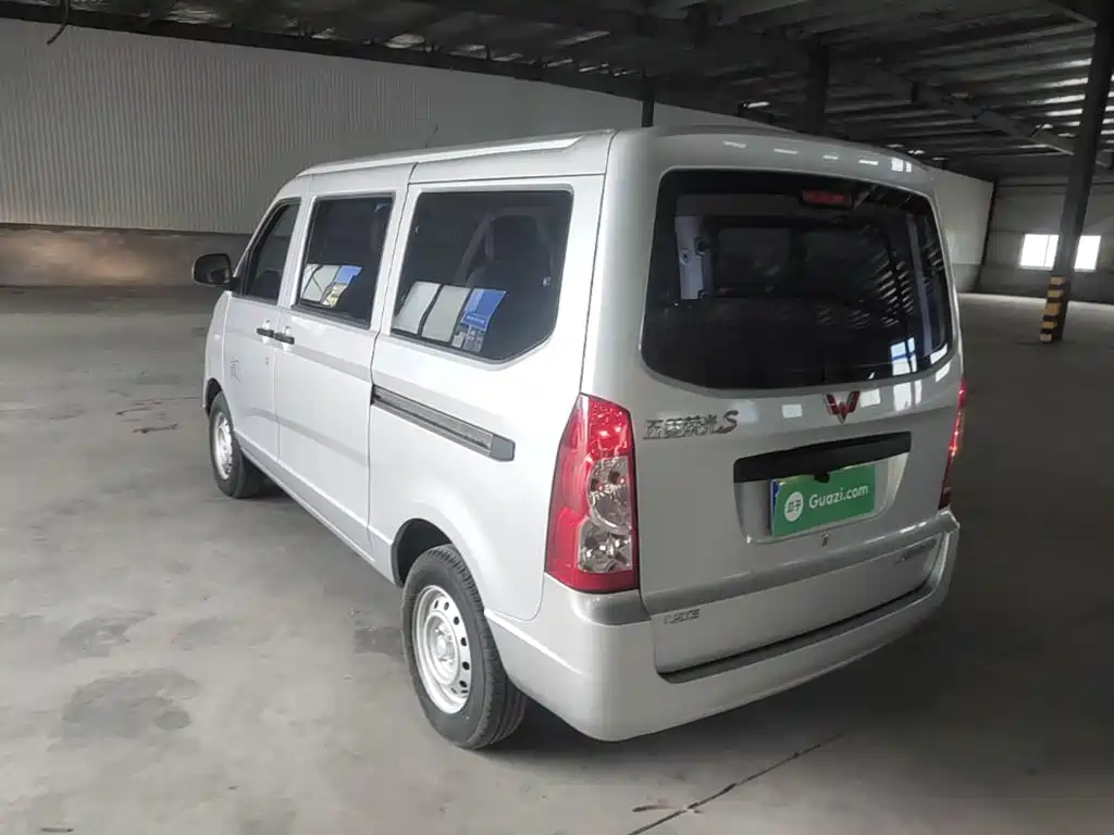 Wuling Motors Wuling Rongguang S 2022 2021 Model 1.2L Basic 7-Seater LSI