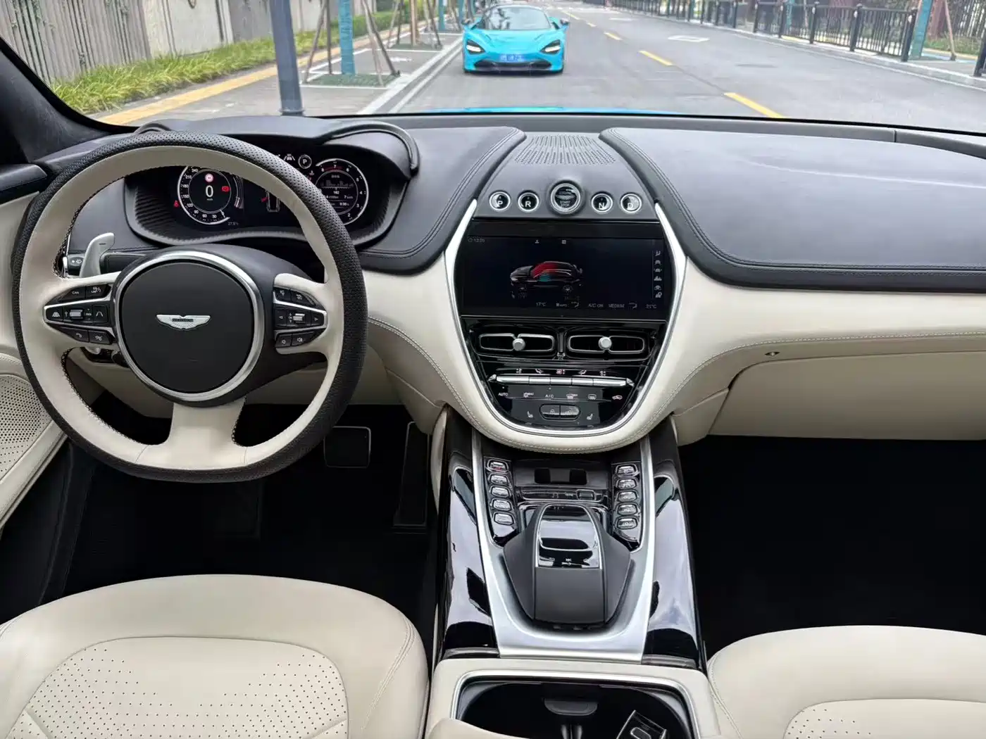 Photo 21 - Aston Martin DBX