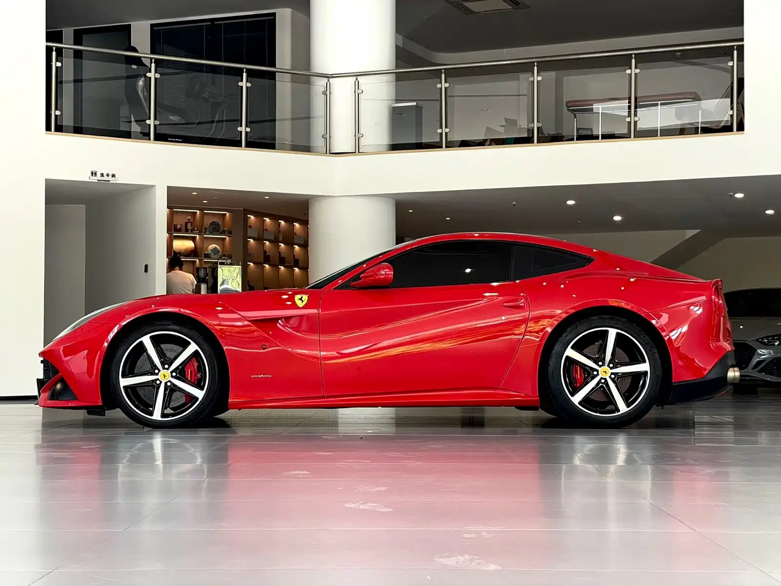 صورة 2 - Ferrari F12berlinetta