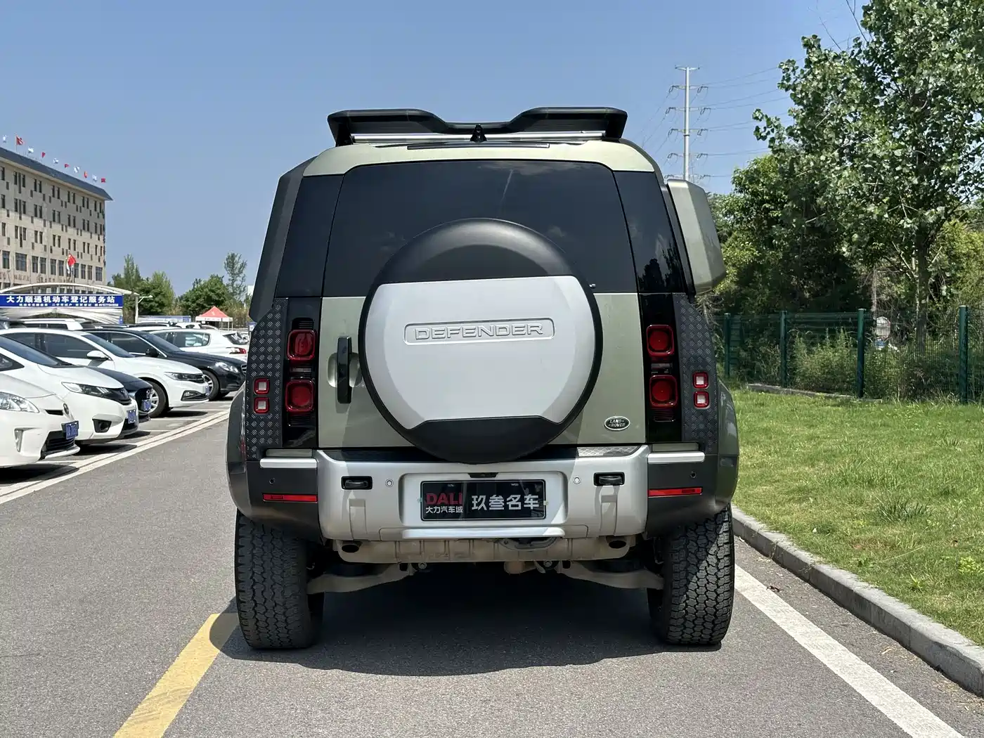 Land Rover Defender 2021 110 P400 Dark Special Edition фото 4