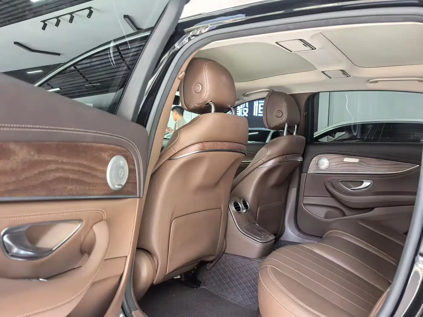 Mercedes-Benz E-Class 2022 E 300 L Fashion фото 6