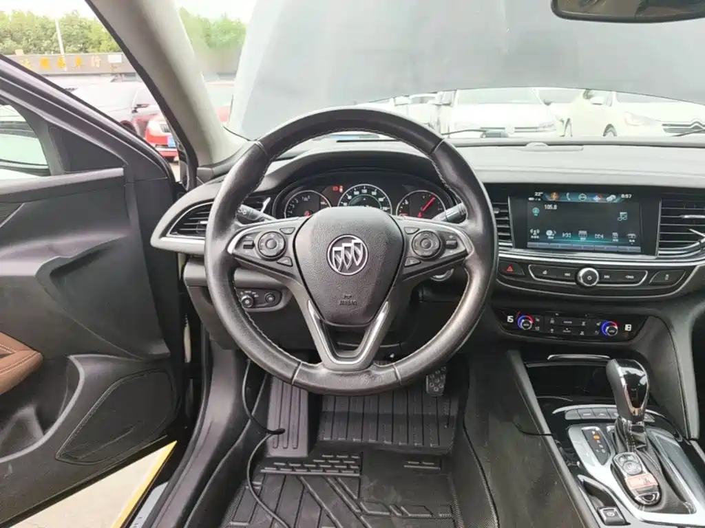 Photo 11 - Buick Regal