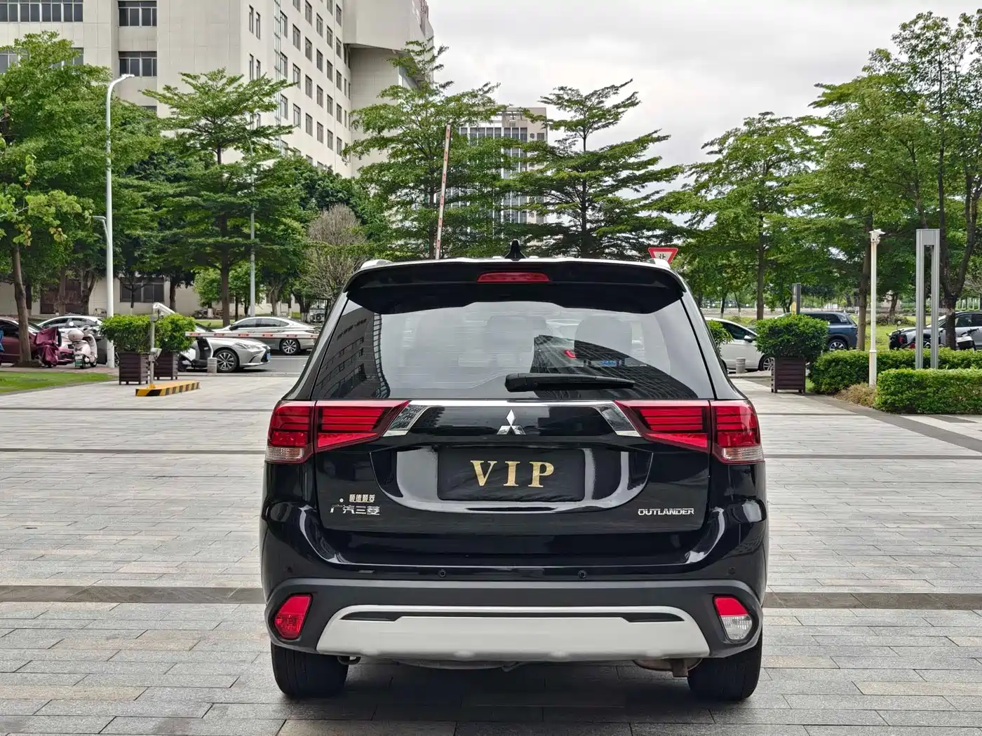 MITSUBISHI OUTLANDER