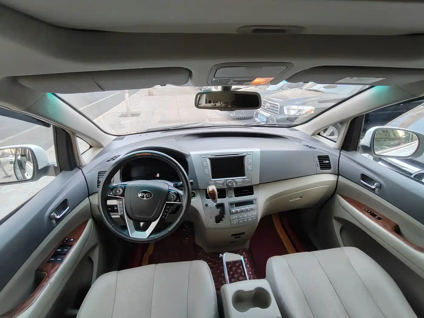 BYD M6 2015 2.4L Automatic Premium Edition фото 8