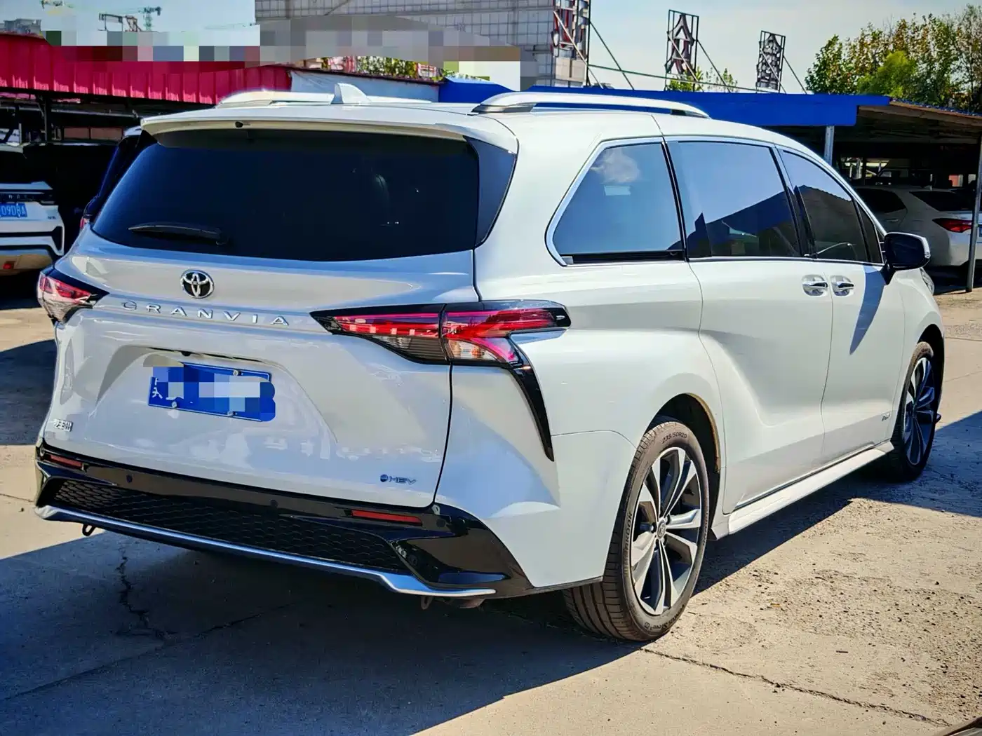 Toyota Granvia 2024 2.5L Hybrid Premium PLUS фото 5
