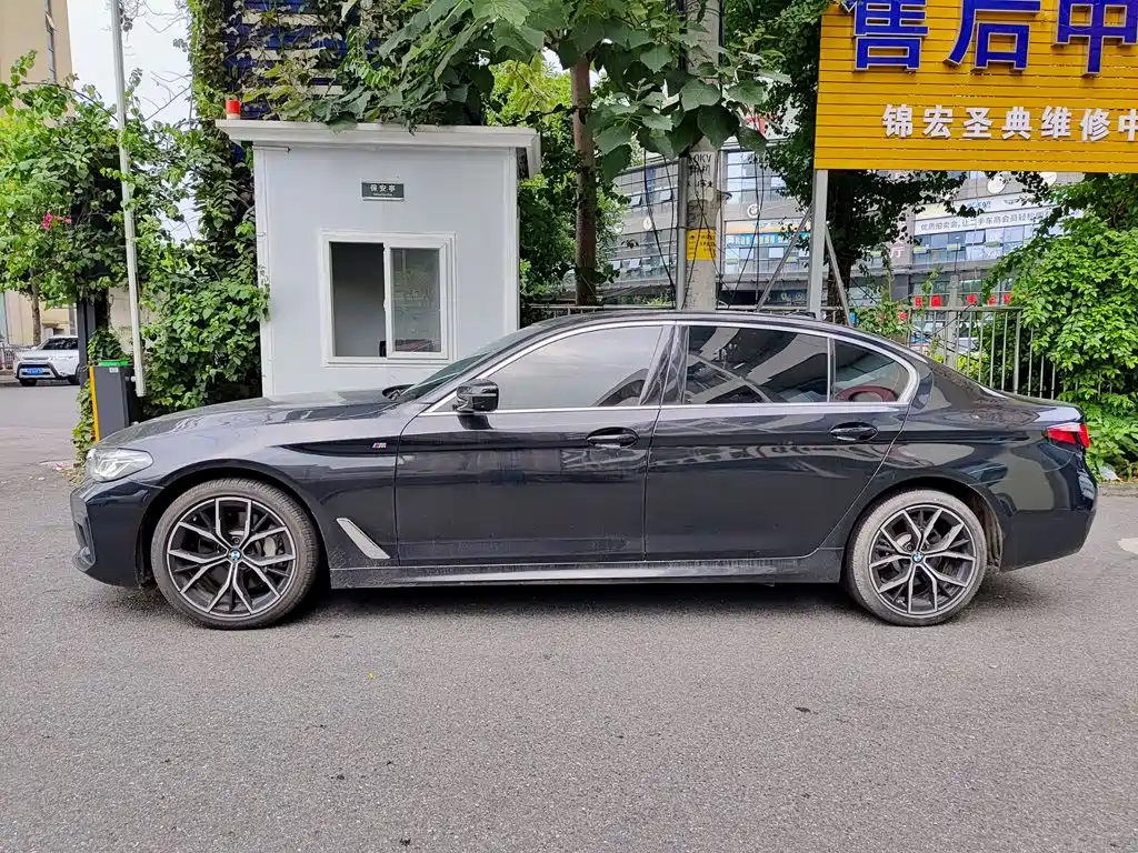 Photo 3 - BMW 5 Series