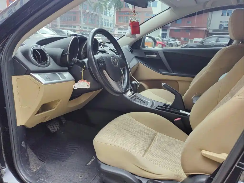Mazda Mazda3 (Import) 2011 2010 Hatchback 1.6 Automatic Luxury