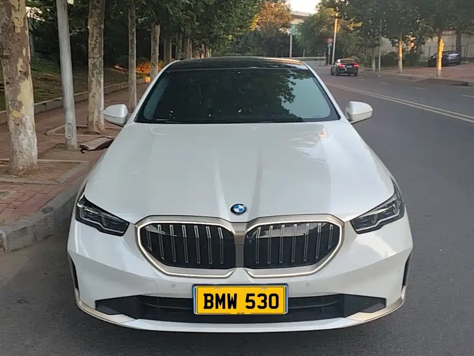 Photo 2 - BMW 5 Series
