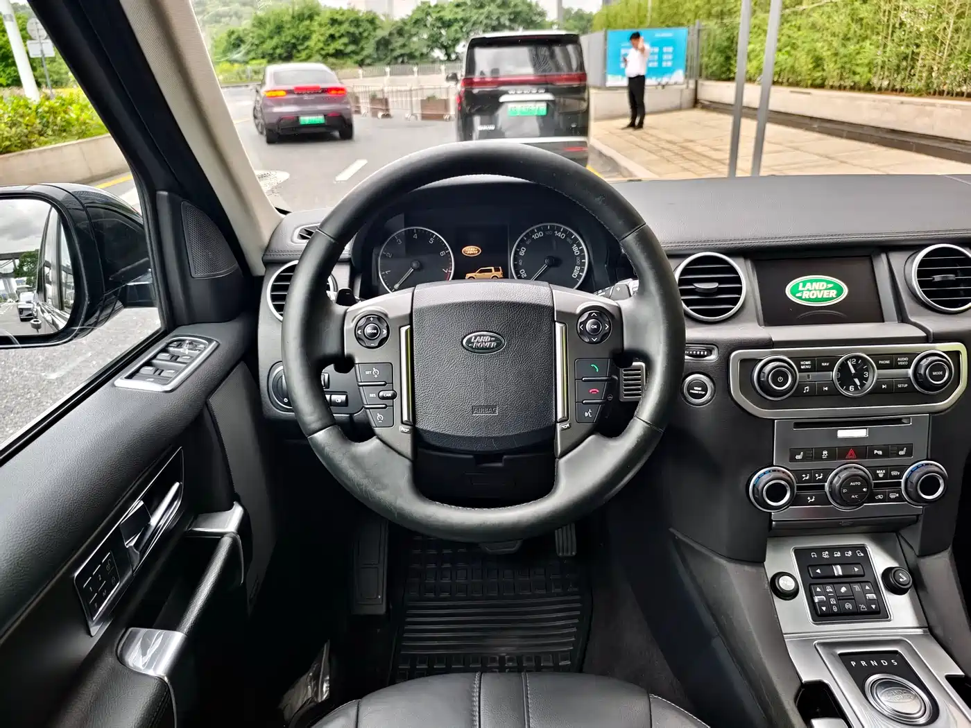 Land Rover Discovery 2016 3.0 SC Black Edition SE фото 15