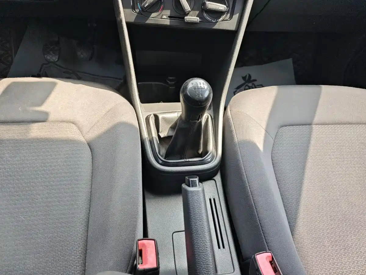 Volkswagen Santana 2015 1.6L Manual Trend Edition фото 9