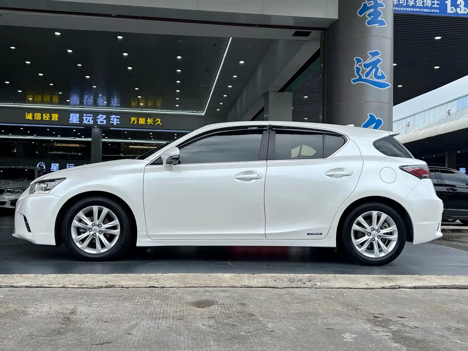 Фото 16 - Lexus CT