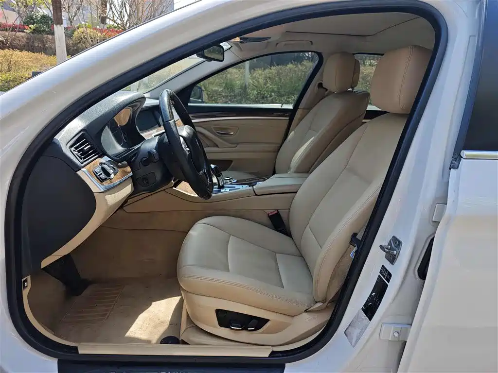 BMW 5 Series 2011 528Li Leading фото 12