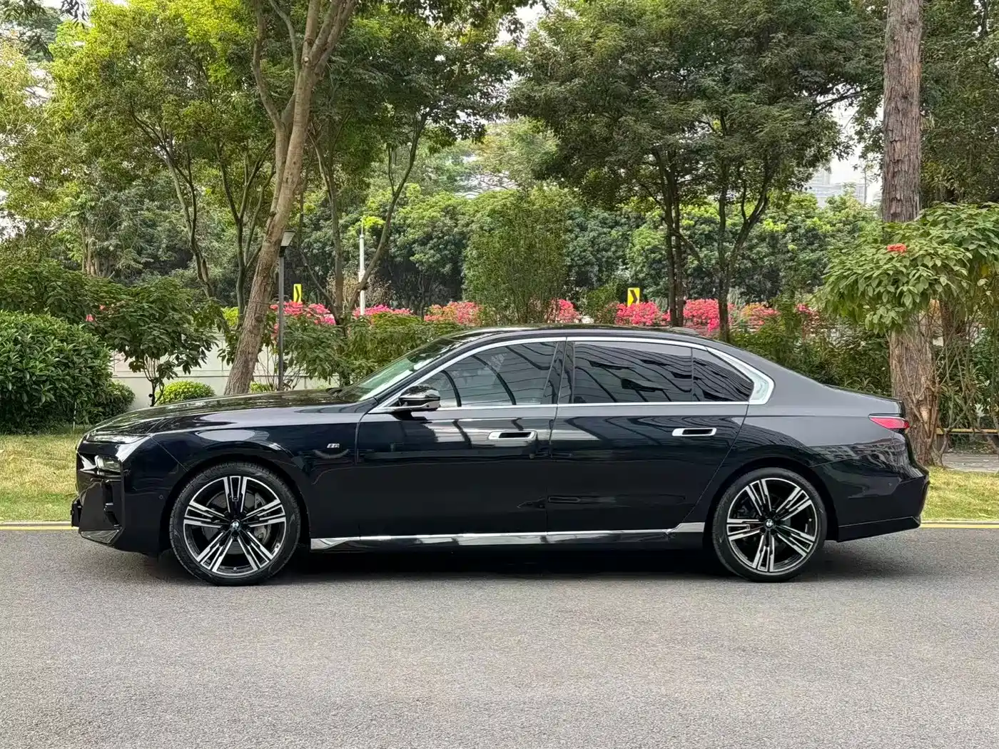 BMW 7 Series 2023 Model 740Li Leading M Sport Package фото 5
