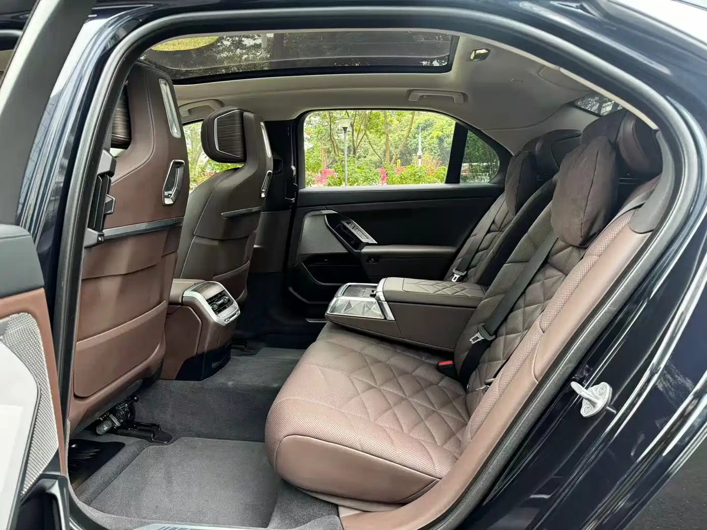 BMW 7 Series 2023 Model 740Li Leading M Sport Package фото 9