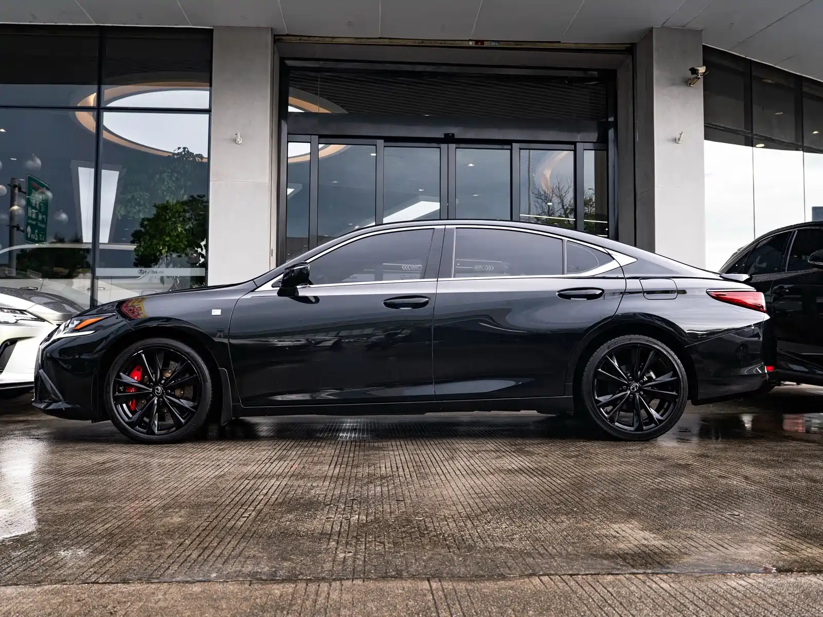 Photo 4 - Lexus ES