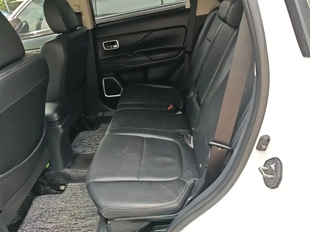 MITSUBISHI OUTLANDER