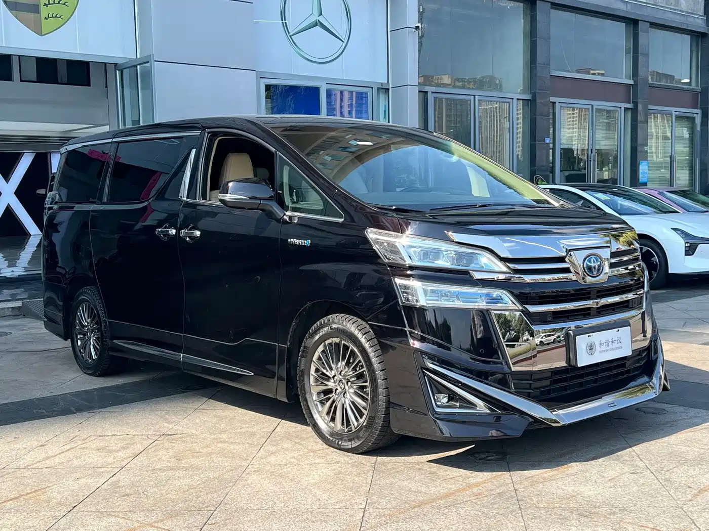 Toyota Vellfire 2020 Twin Engine 2.5L HV Premium Edition фото 3
