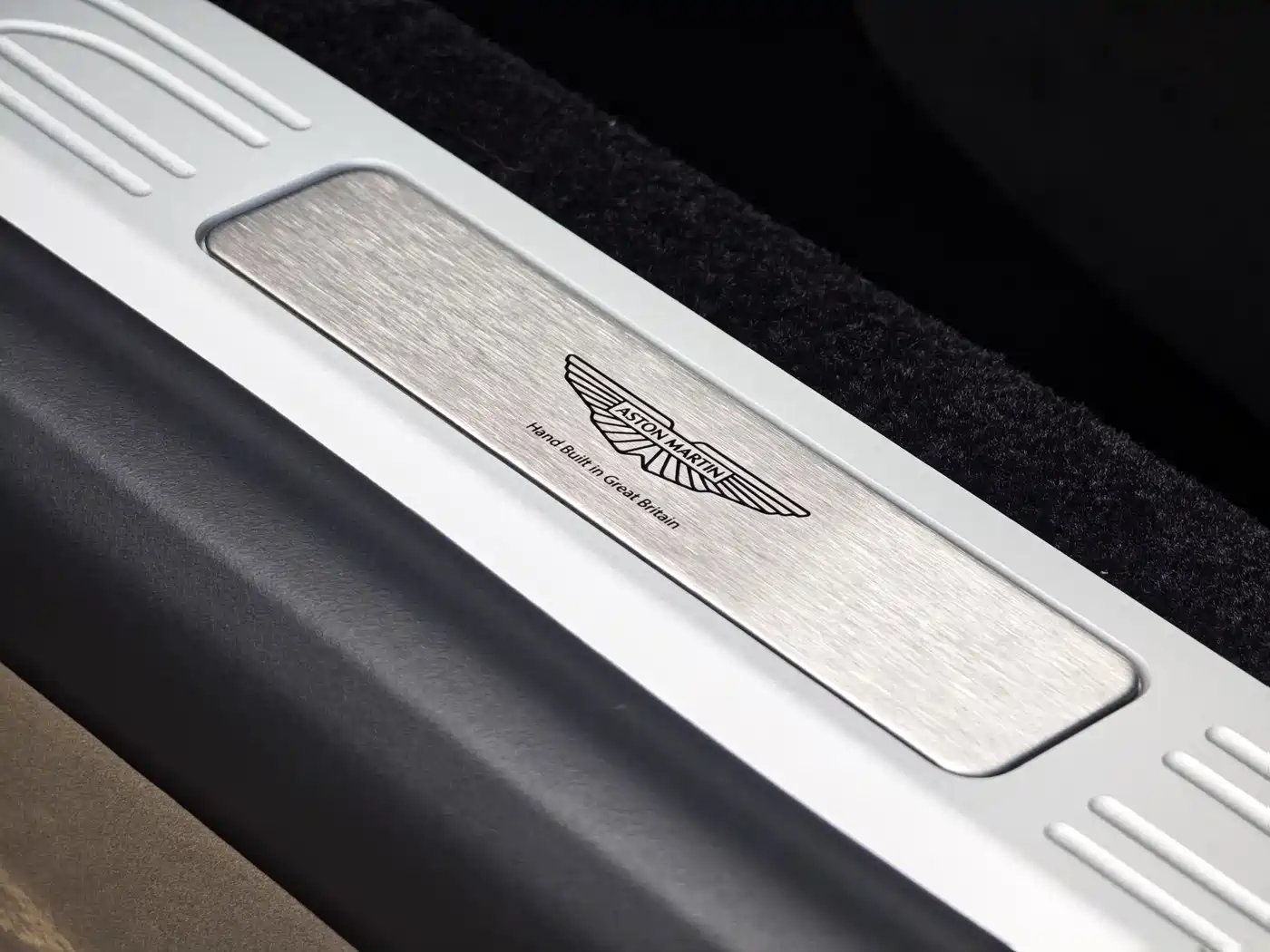 ASTON MARTIN V8 VANTAGE