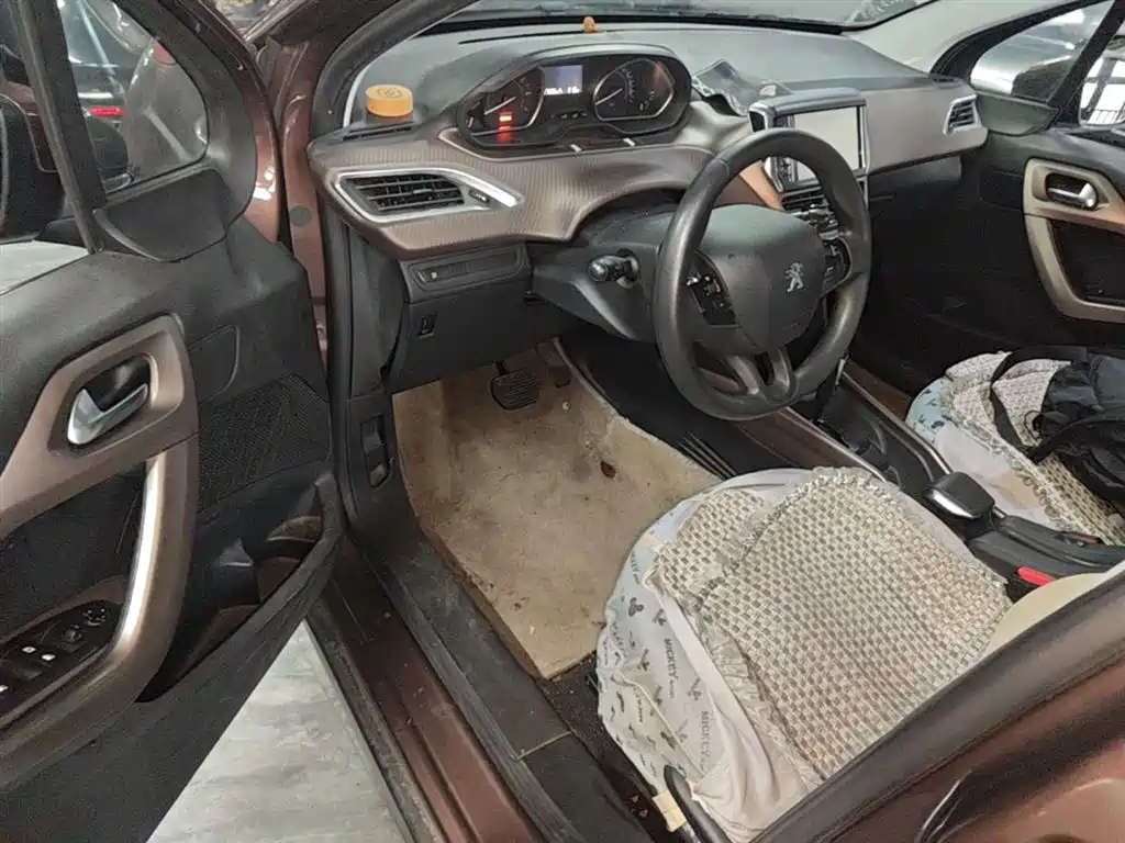 Peugeot 2008 2014 1.6L Automatic Fashion Edition фото 16