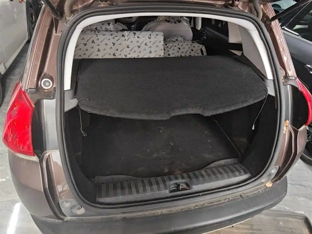 Peugeot 2008 2014 1.6L Automatic Fashion Edition фото 19