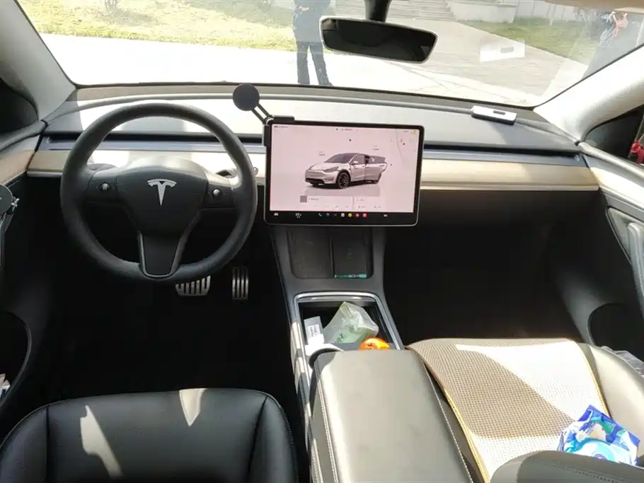 TESLA MODEL Y