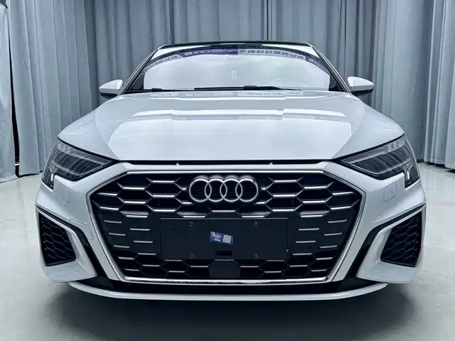 Audi A3 2023 Facelift Sportback 35 TFSI Luxury Sport — фото 2