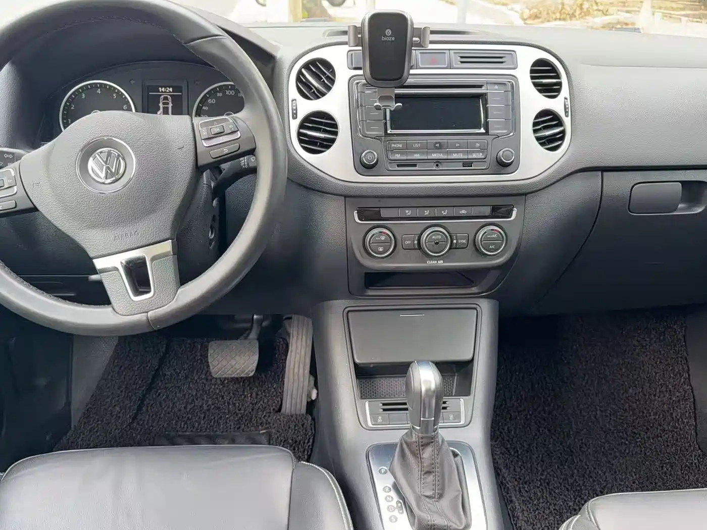 VOLKSWAGEN TIGUAN