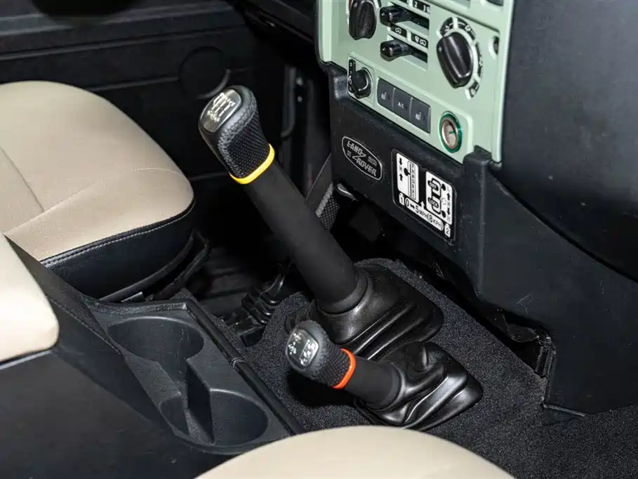 Land Rover Defender фото 14