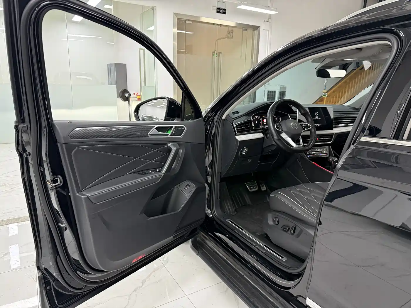 Volkswagen Tiguan L 2023 330TSI Auto 2WD R-Line Premium Edition фото 7