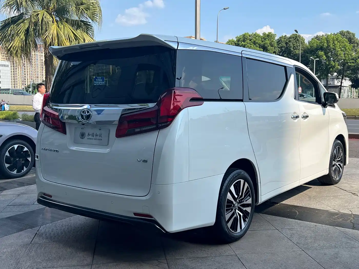 Toyota Alphard 2018 3.5L Luxury фото 14