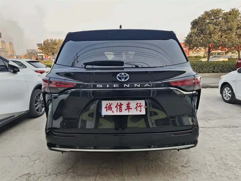 Toyota Sienna 2023 2.5L Hybrid Premium Edition фото 4