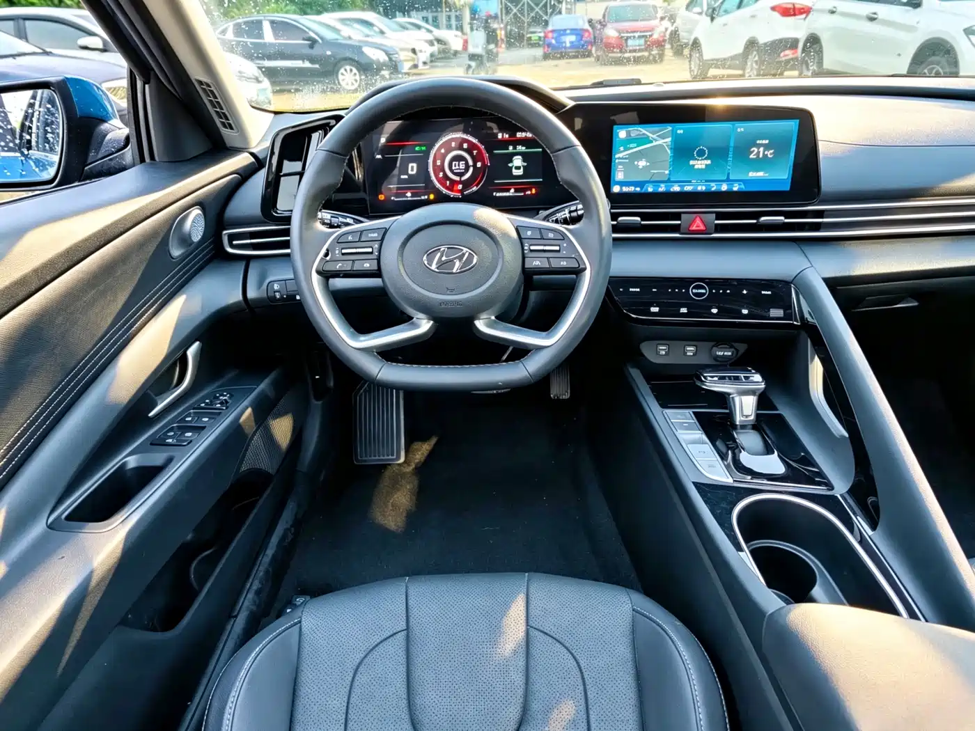Hyundai Elantra 2022 1.5L CVT LUX Premium Edition фото 9