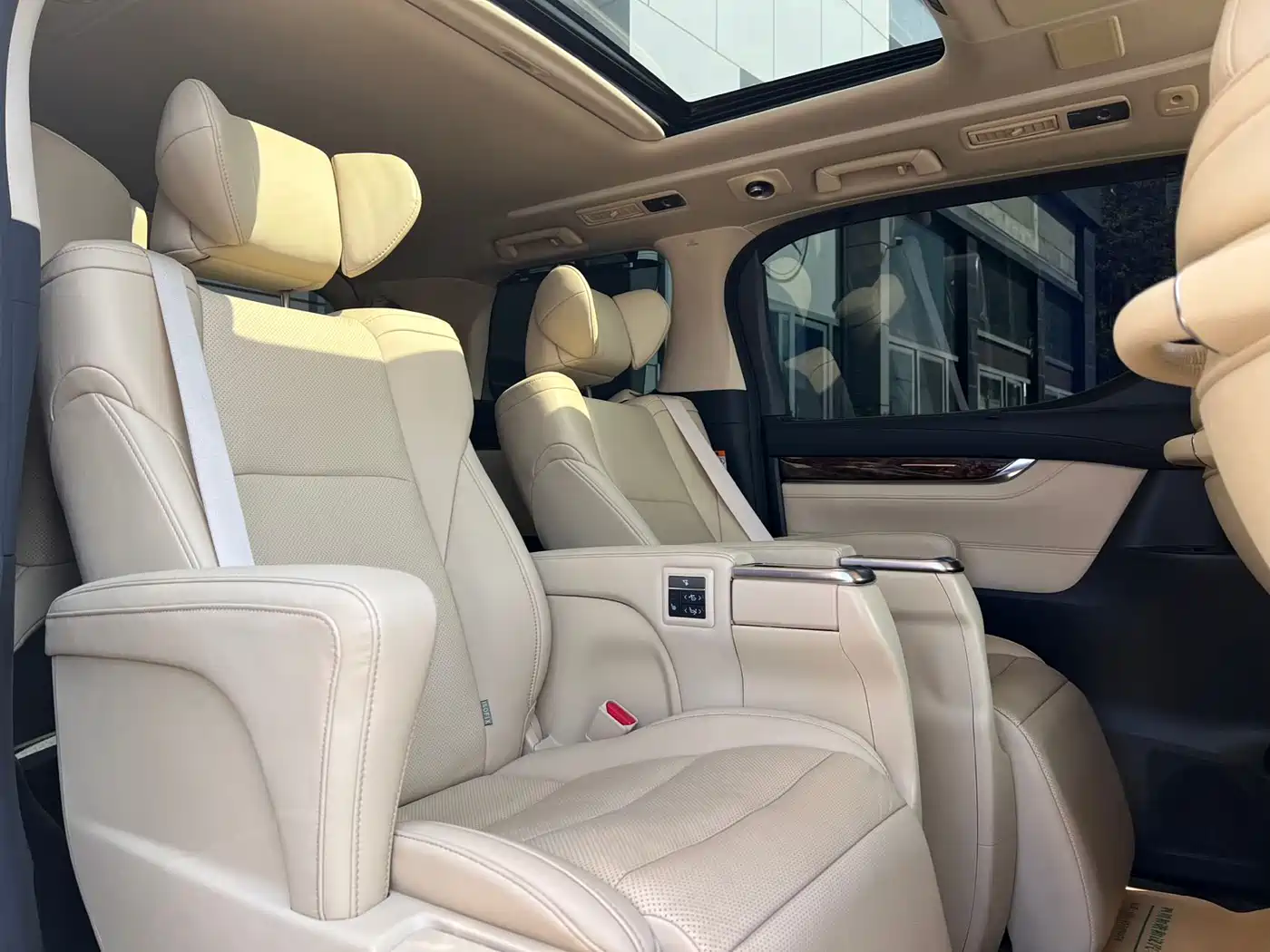 Toyota Alphard 2021 Hybrid 2.5L Luxury фото 10