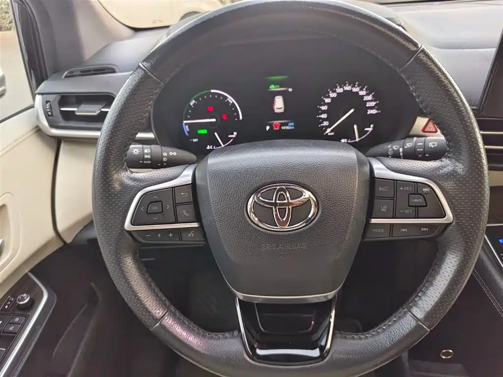 Toyota Sienna 2023 2.5L Hybrid Premium Edition фото 9