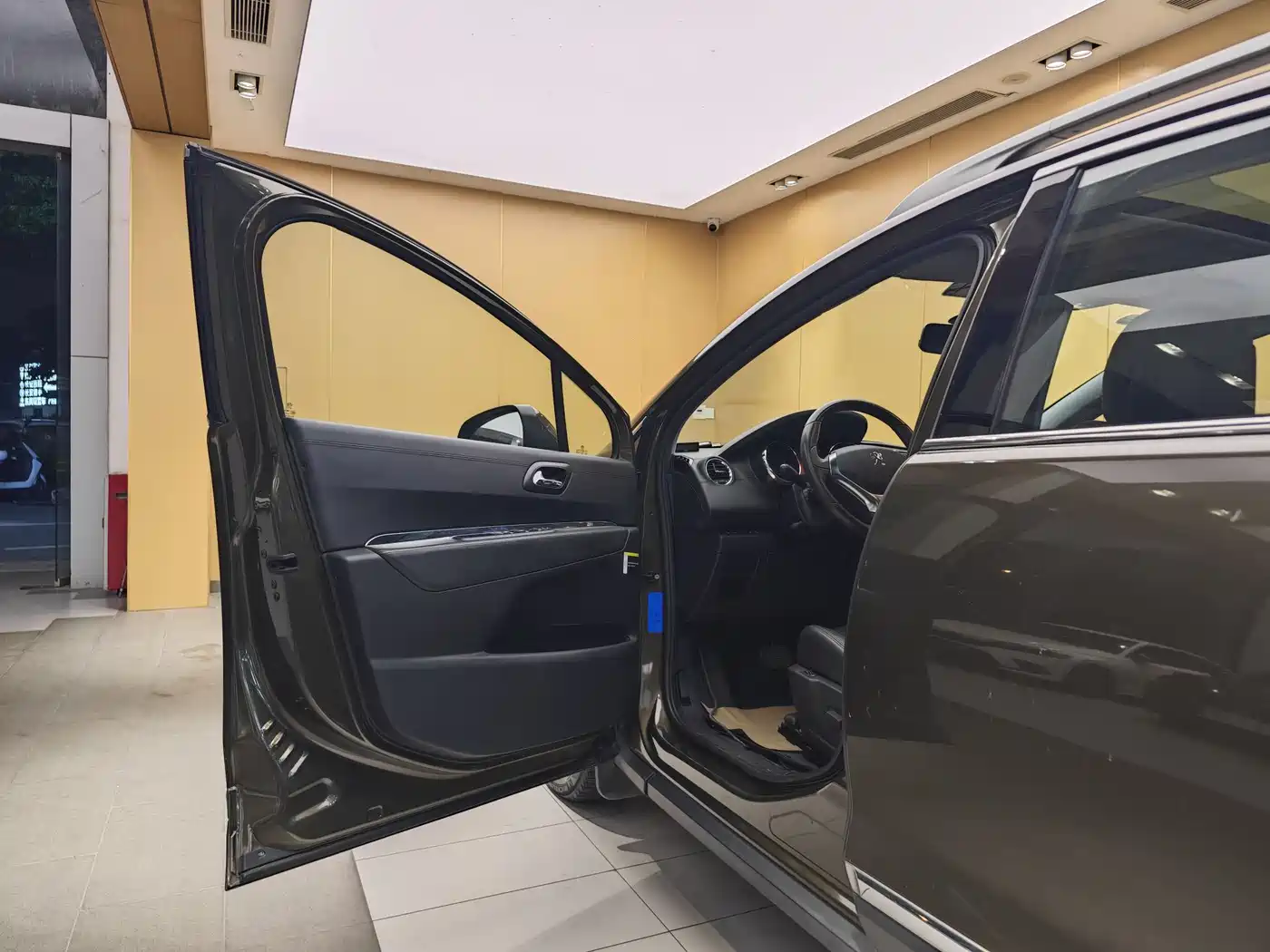 Peugeot 3008 2015 2.0L Automatic Trend Edition фото 8