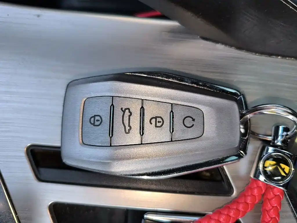 Фото 9 - Geely Binyue