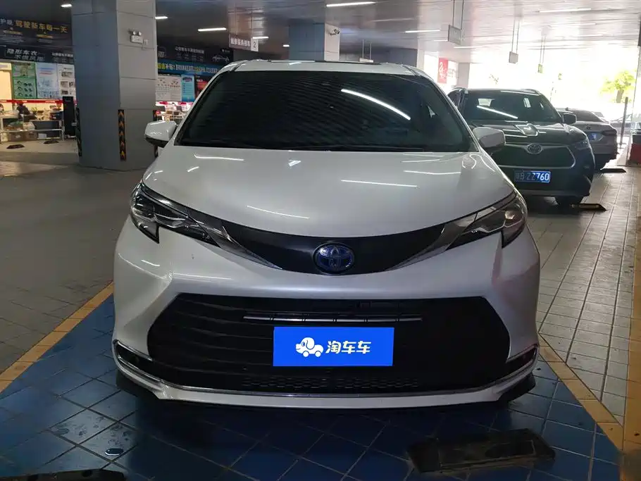 Toyota Sienna 2023 2.5L Hybrid Comfort Edition фото 2