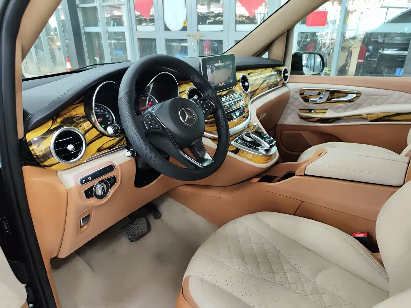 Mercedes-Benz V-Class 2018 V 260 L Premium Long Wheelbase Edition China VI фото 15