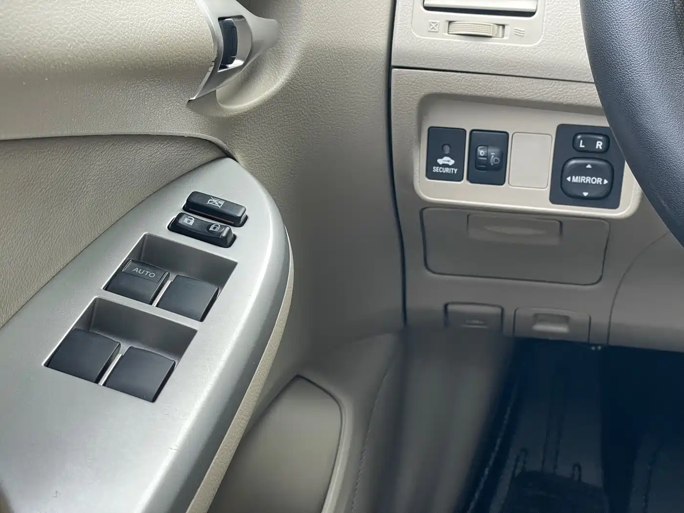 Toyota Corolla 2013 Special Edition 1.8L CVT Ultimate Cool GL-i фото 14