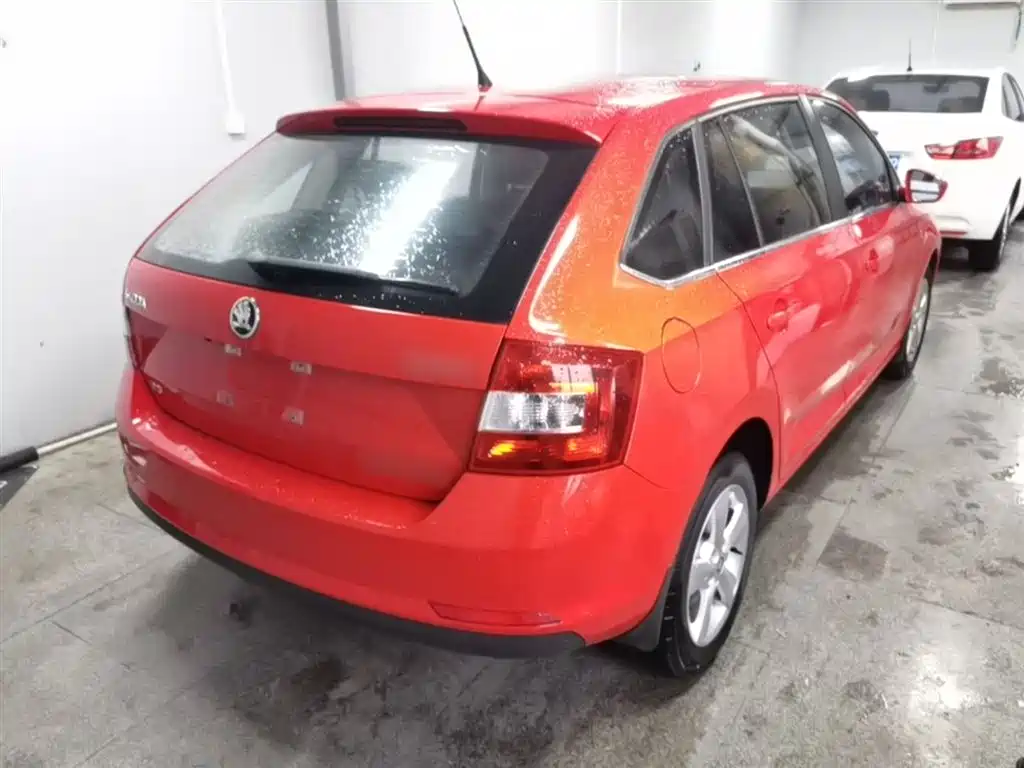Škoda Skoda Rapid Spaceback 2016 Facelift 1.6L Manual Innovation Edition фото 7