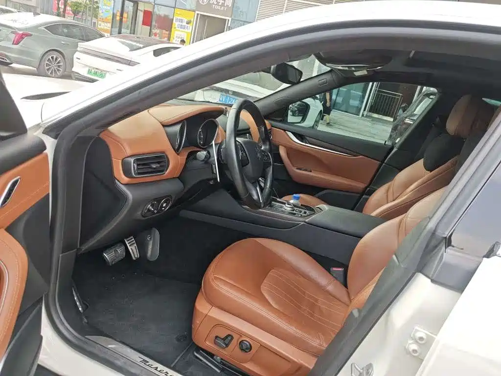 Photo 4 - Maserati Levante