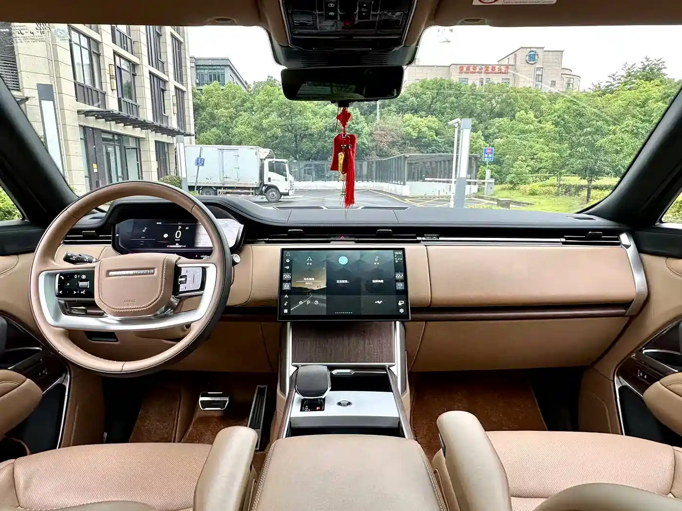 Land Rover Range Rover 2024 3.0 L6 400PS Genesis Extended фото 6